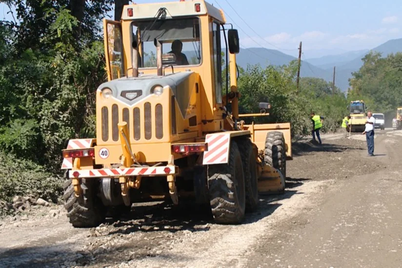 Qaxda avtomobil yolu yenidən qurulur