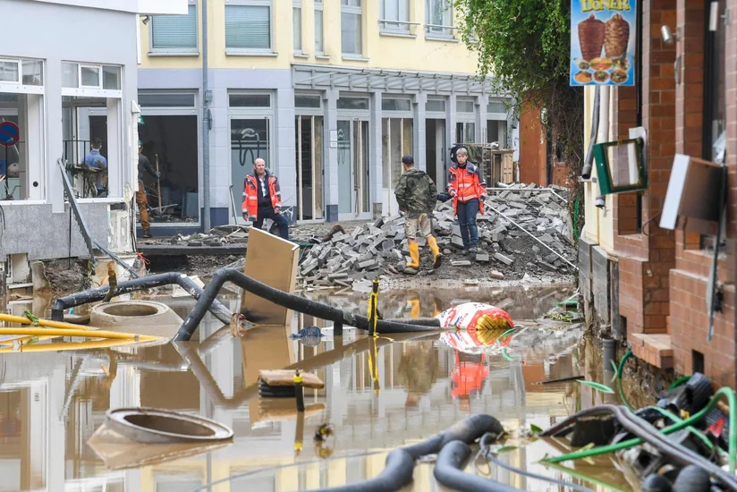 На западе Германии ввели режим военной катастрофы