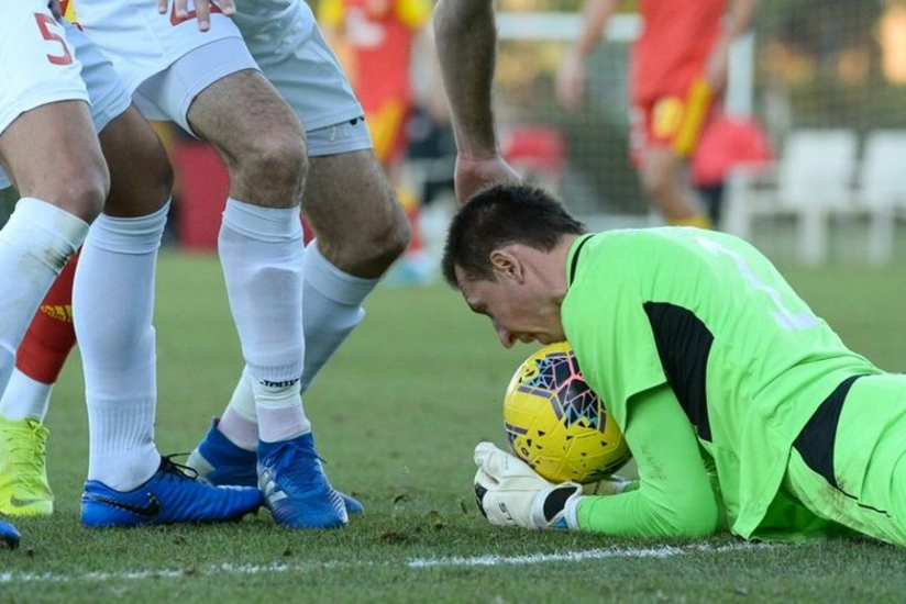 Keşlənin qapıçısı əcnəbi həmkarlarını qabaqladı