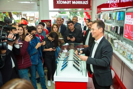 “Bakcell”in Zaqataladakı yeni Satış və Xidmət Mərkəzinə gələn ilk 50 abunəçi hədiyyə qazanıb
