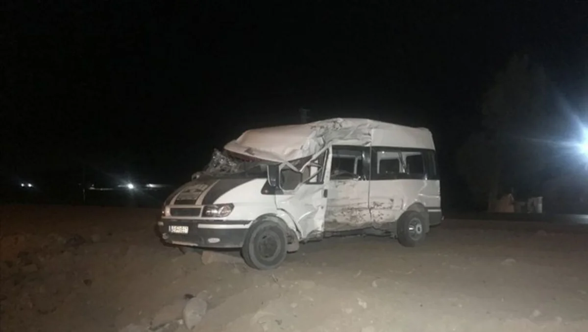 Türkiyədə mikroavtobus və yük maşını toqquşub, onlarla xəsarət alan var