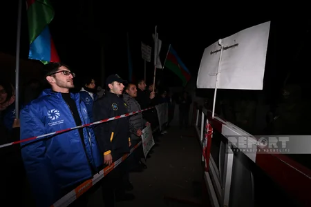 Şuşa-Xankəndi yolunda aksiyaçılar vətənpərvərlik ruhunda şüarlar səsləndirir