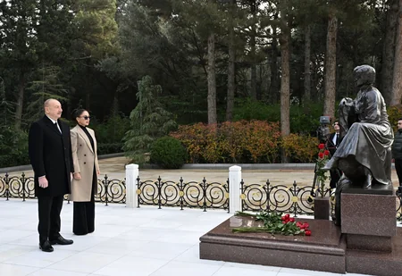 İlham Əliyev və Mehriban Əliyeva Ümummilli Lider Heydər Əliyevin məzarını ziyarət edib