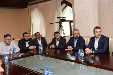 Allahşükür Paşazadə məscidlərə yeni təyin olunan din xadimləri ilə görüşüb