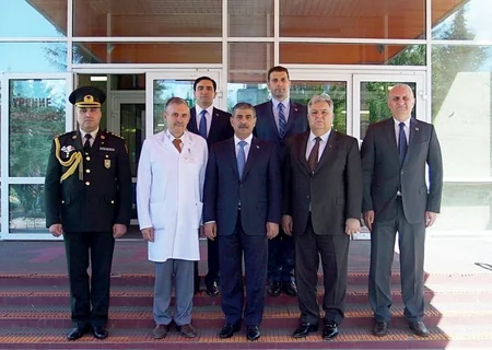 Azerbaijan Defense Minister visits Anatoly Davidovich’s mother
