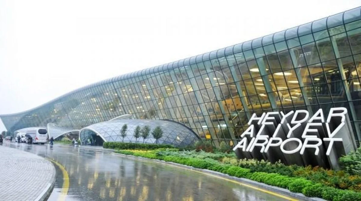 Heydər Əliyev Beynəlxalq Aeroportunda maşın yanıb