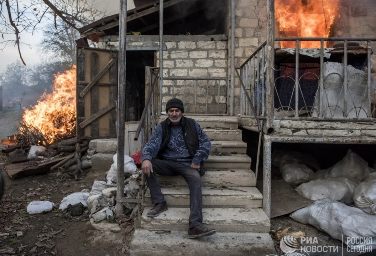 Ermənilər Laçını da evləri yandıraraq tərk edirlər