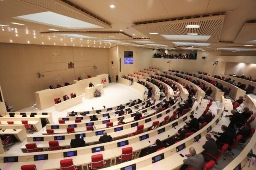 Gürcüstan parlamentinin payız sessiyası qalmaqalla başlayıb