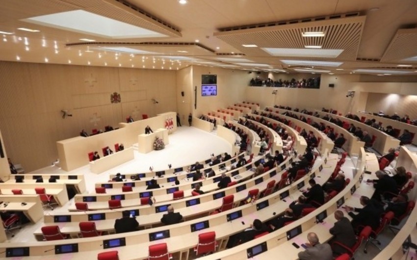 Gürcüstan parlamentinin payız sessiyası qalmaqalla başlayıb