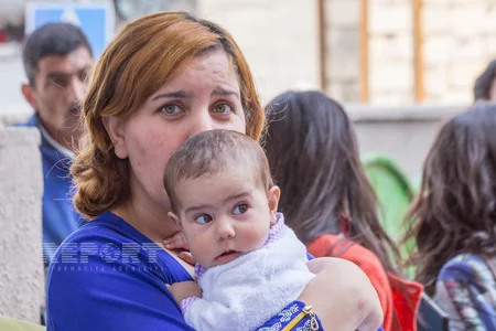 Yanğın baş verən binanın sakinləri evlərindən əşyalarını çıxarıblar - FOTOREPORTAJ