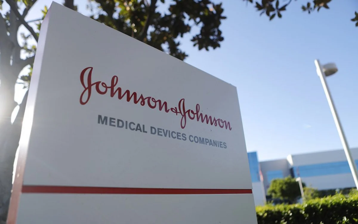 Johnson & Johnson приостановила испытания вакцины от коронавируса