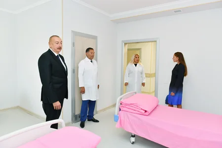 İlham Əliyev və Mehriban Əliyeva Bakıda doğum evində aparılmış əsaslı təmirdən sonra yaradılan şəraitlə tanış olublar