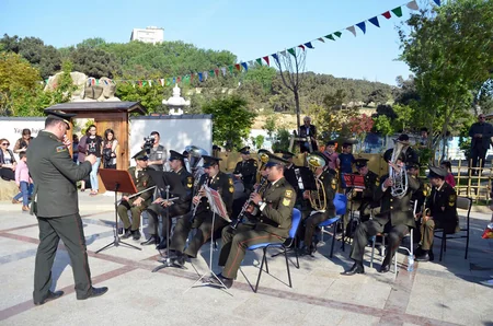 Silahlı Qüvvələrin hərbi orkestrlərinin nümunəvi çıxışları təşkil olunub