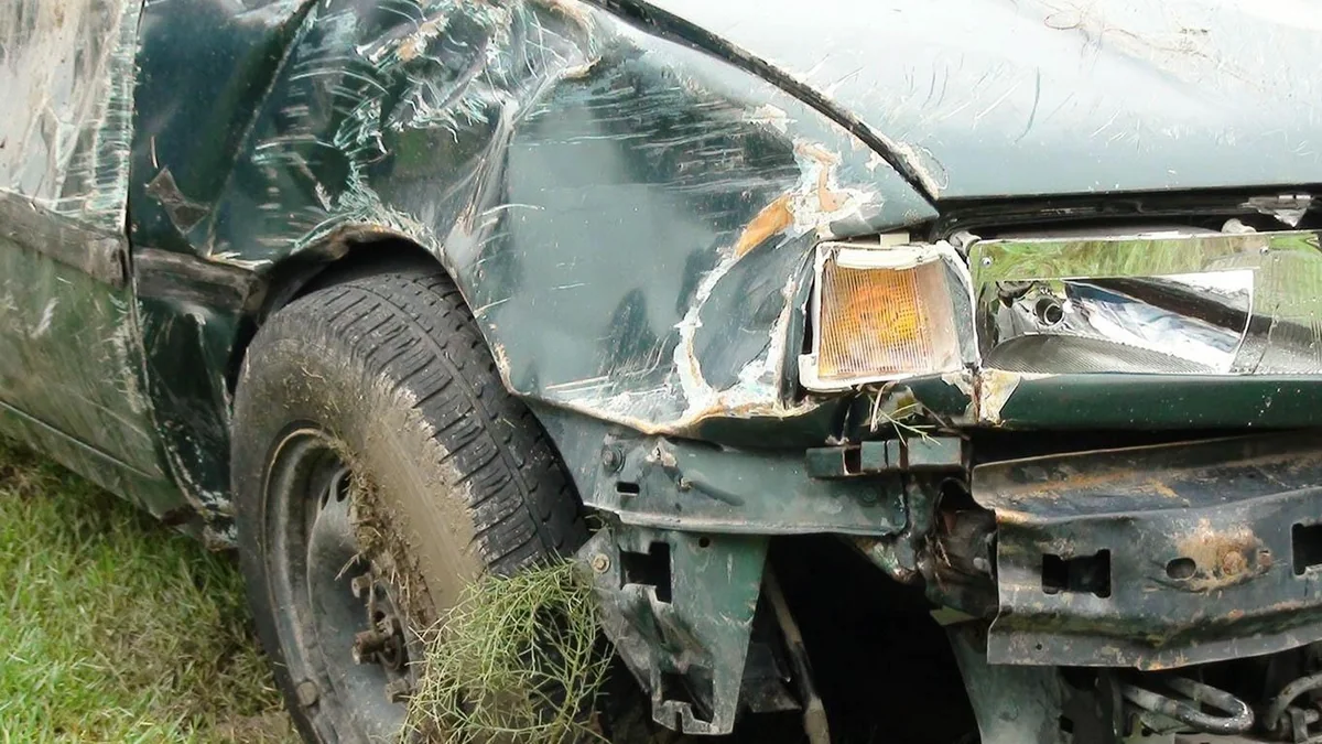 Neftçalada avtomobil beton maneəyə çırpıldı, sürücü yaralandı