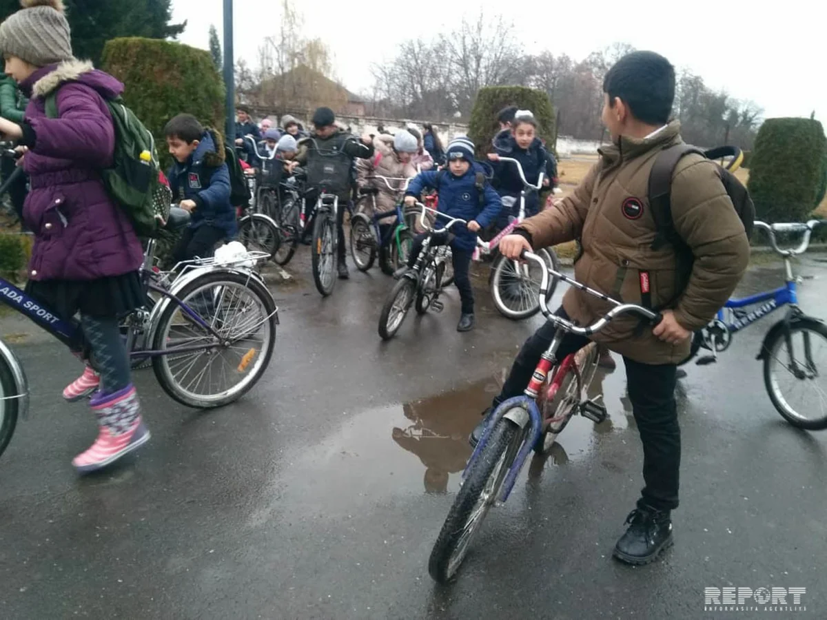 Balakəndə şagirdlər məktəbə velosipedlə gedirlər - FOTOREPORTAJ - VİDEO