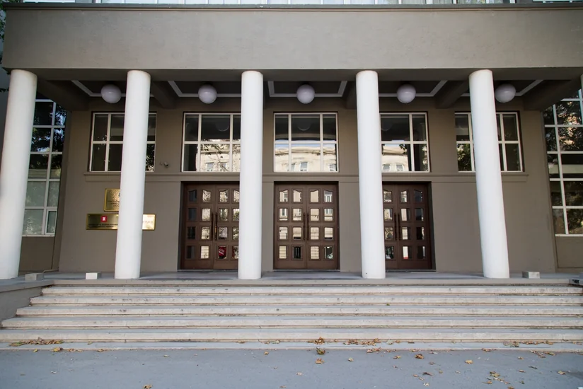 Qiymətli Kağızlar üzrə Dövlət Komitəsi işçi axtarır