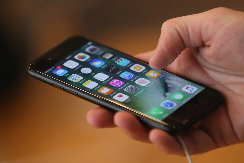 Bakı sakinin avtomobilindən 35 min manatlıq qızıl saat və 5 min manatlıq telefon oğurlanıb