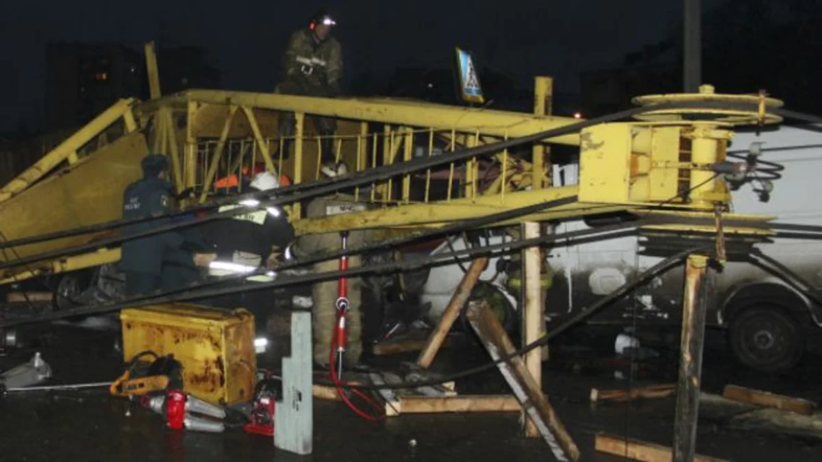 Omskda qaldıqırıcı kran aşıb: 3 şübhəli saxlanılıb