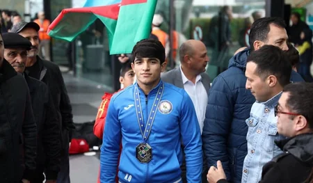 Avropa çempionatında uğur qazanan Azərbaycan cüdoçuları Vətənə qayıdıb - FOTO