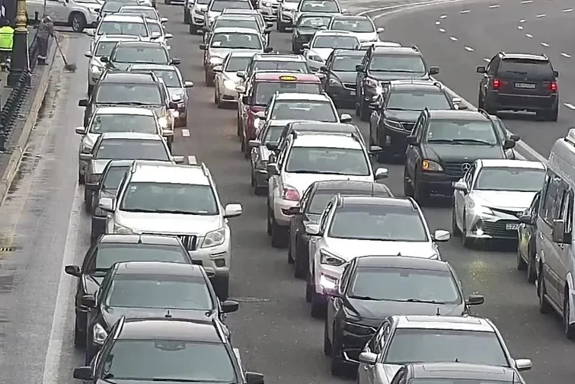 На ряде улиц и проспектов Баку затруднено движение транспорта