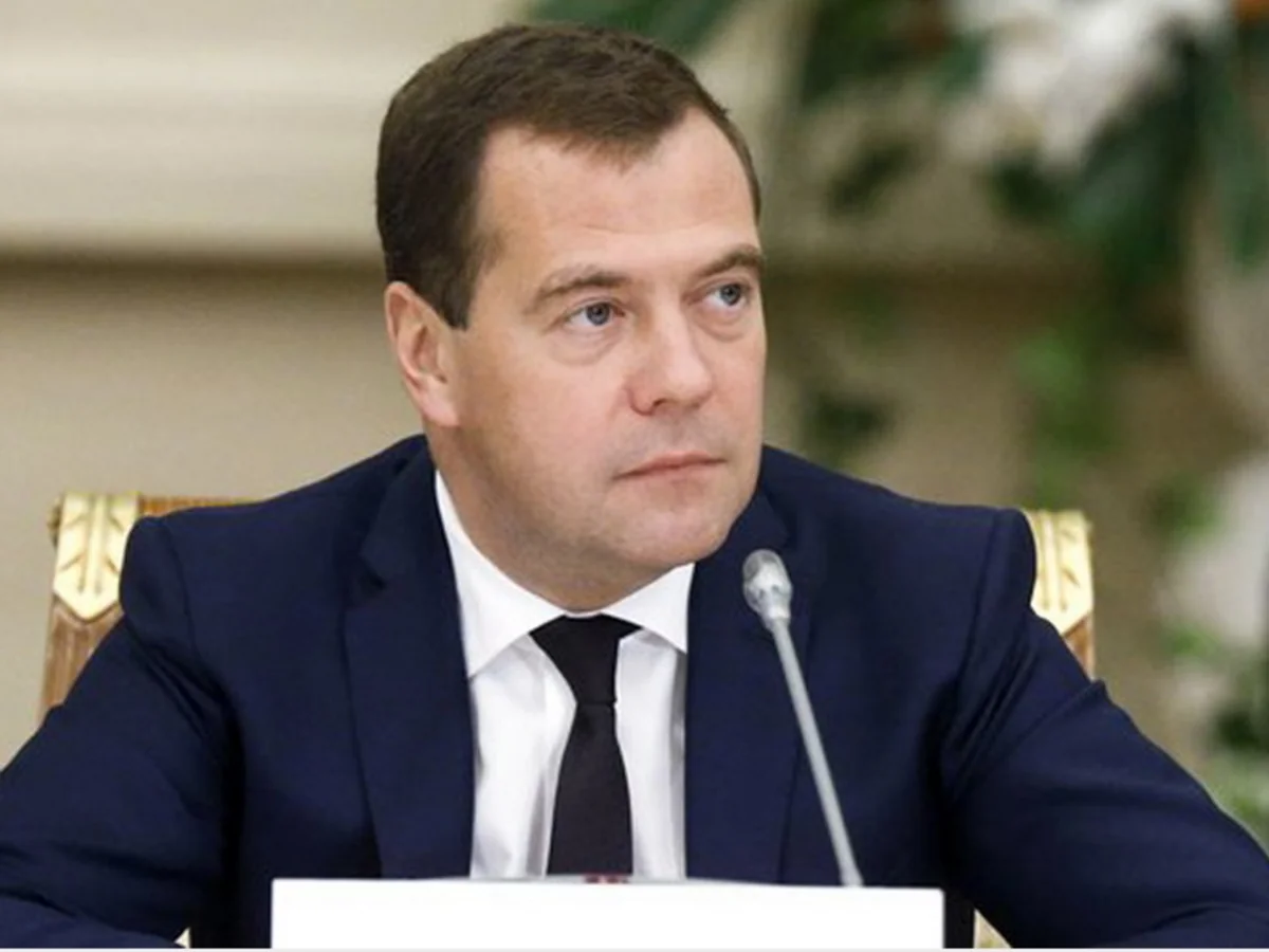 Медведев поддержал введение наказания за исполнение санкций США в России