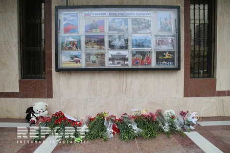 ​Жители Баку несут цветы к посольству России - ФОТО