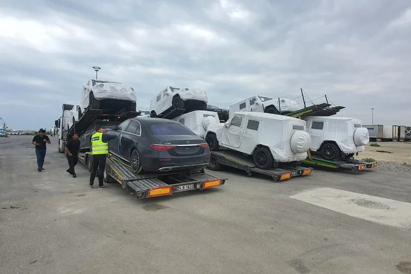 Автомобили мировых брендов перевозятся из Европы в Азию через Бакинский порт 