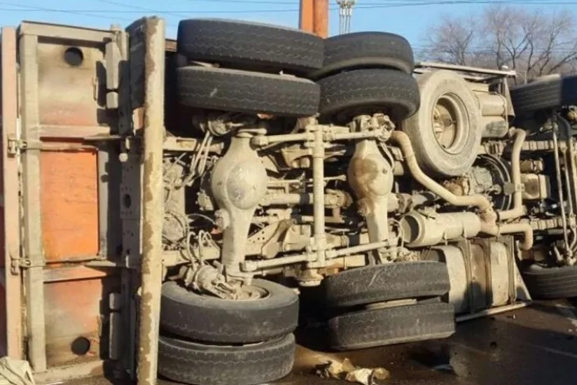 Beyləqanda asfalt daşıyan “KamAZ” aşıb