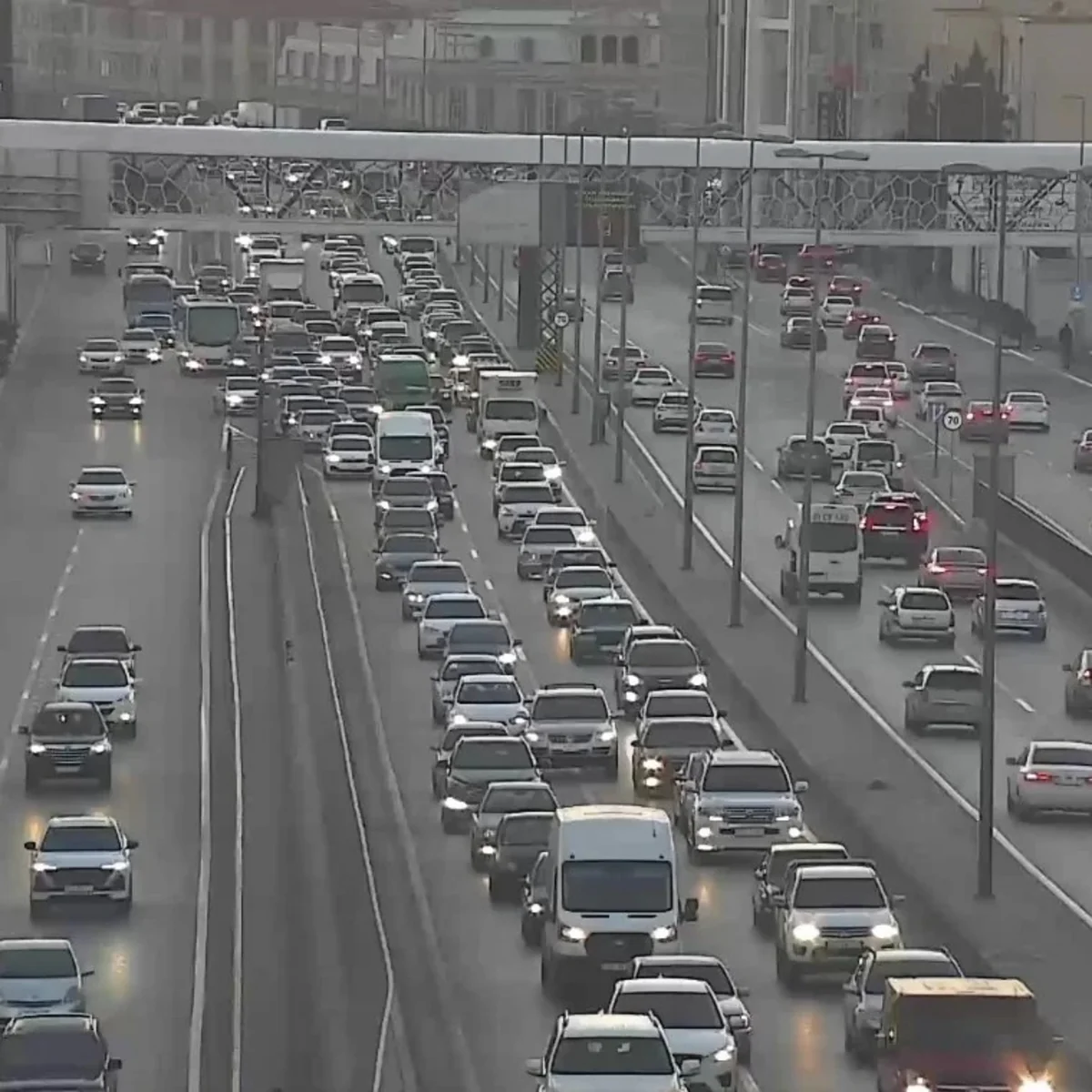 Bakının bəzi yollarında tıxac yaranıb