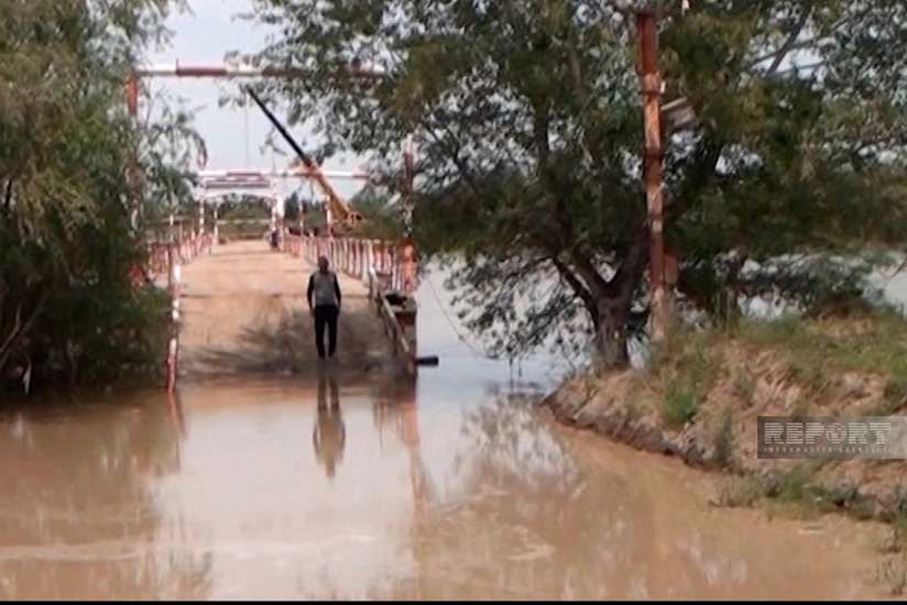 В Сабирабаде затопило понтонный мост, нарушено сообщение между рядом сел