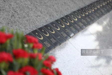 ​Zəfər Günü münasibəti ilə Bakıda Şəhidlər xiyabanı və Türk şəhidliyi ziyarət olunub