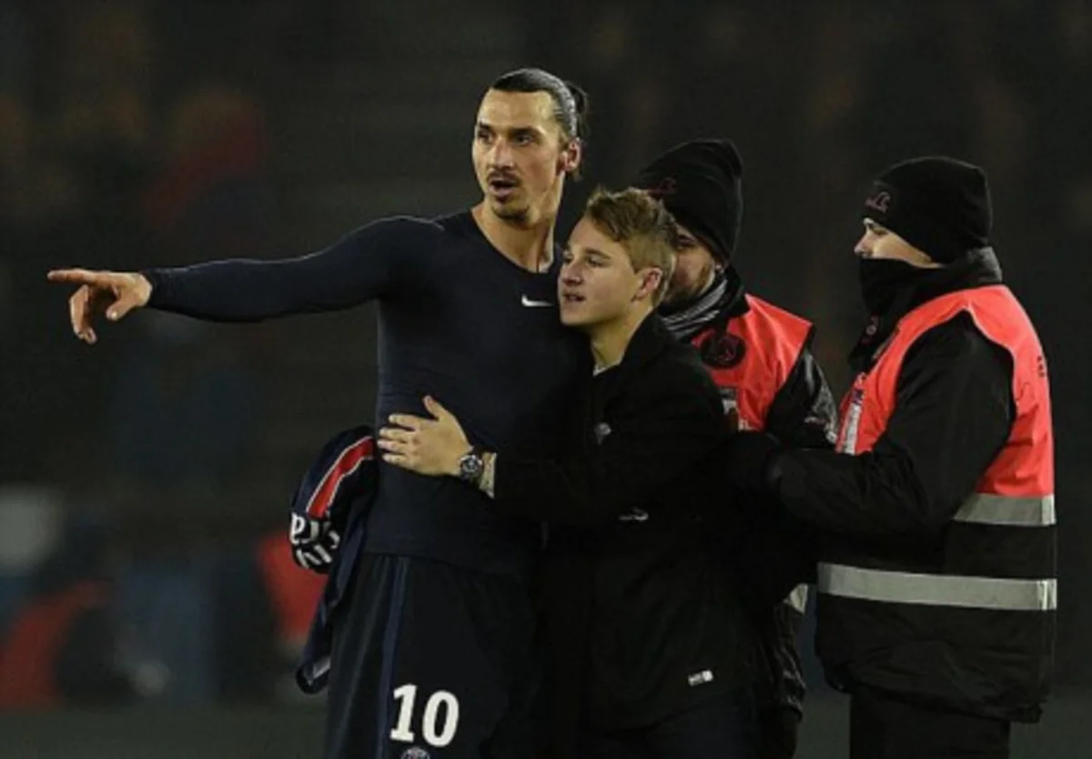 ​İbrahimoviç meydana girən azarkeşə futbolkasını hədiyyə edib