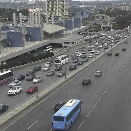 Bakının bir sıra yollarında nəqliyyatın sıxlığı yaranıb - SİYAHI