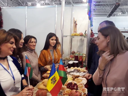 Moldovan president visits Azerbaijani stand at Christmas Charity Fair