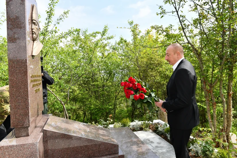 Ilham Aliyev visits Mir Mohsun Navvab Garabaghi's tomb in Jidir Duzu plain
