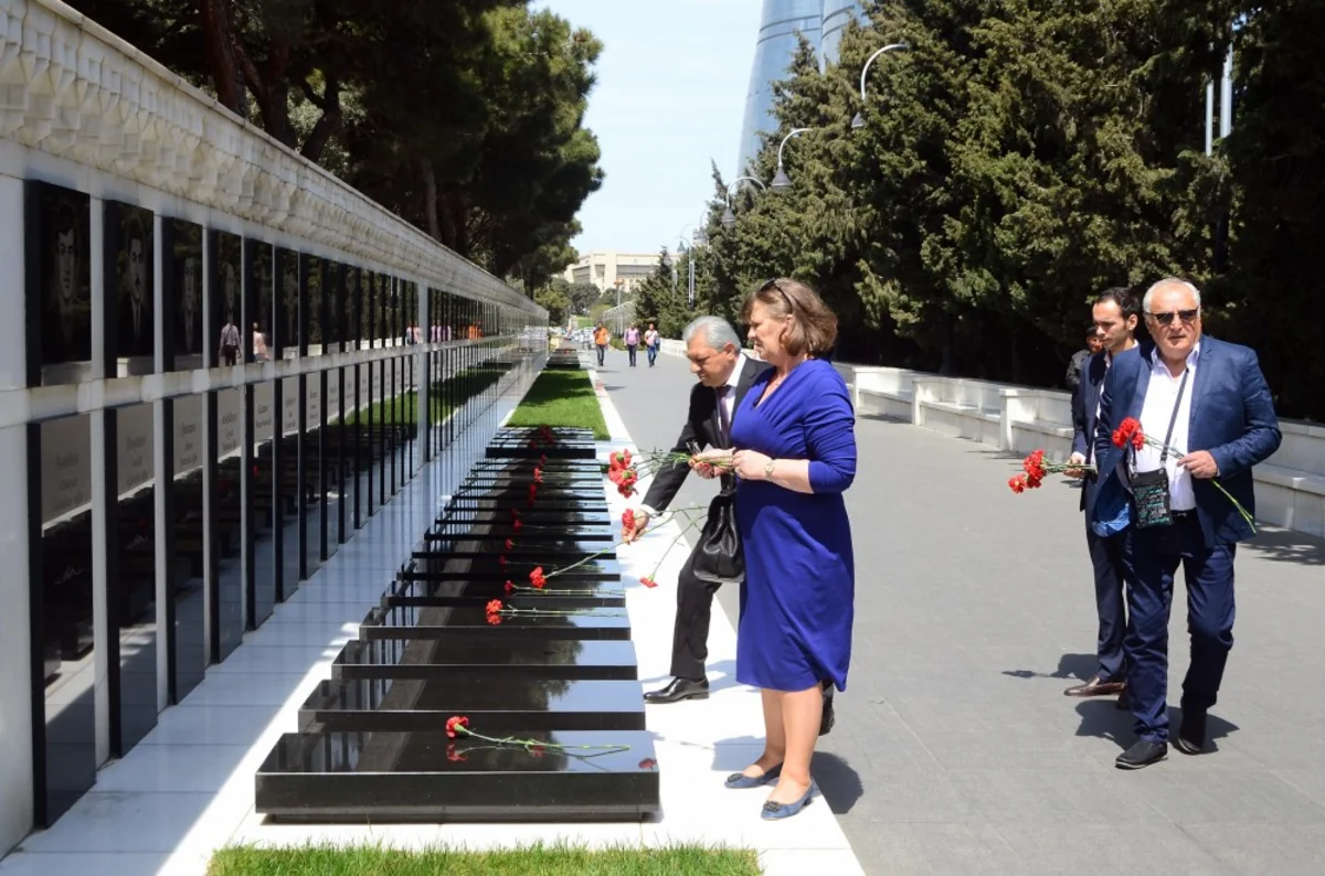 Avropa Parlamentinin Azərbaycan üzrə daimi məruzəçisi Şəhidlər xiyabanını ziyarət edib