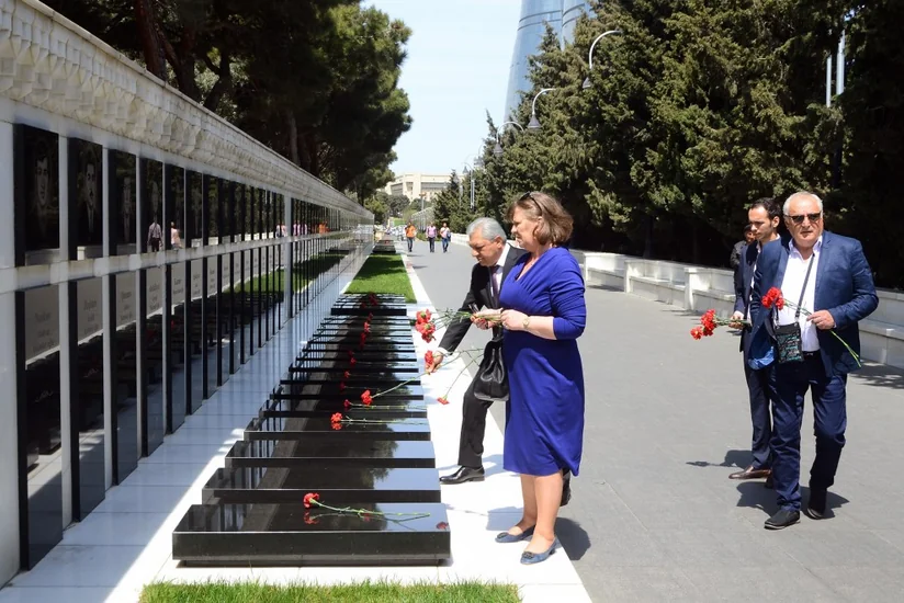 Avropa Parlamentinin Azərbaycan üzrə daimi məruzəçisi Şəhidlər xiyabanını ziyarət edib