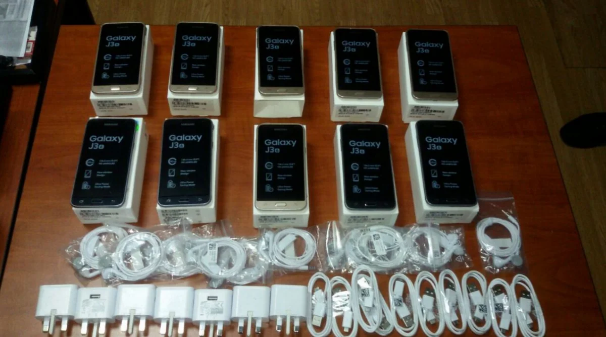 Azərbaycan gömrükçüləri avtomobildə 10 ədəd mobil telefon və aksesuarlarını aşkar edib