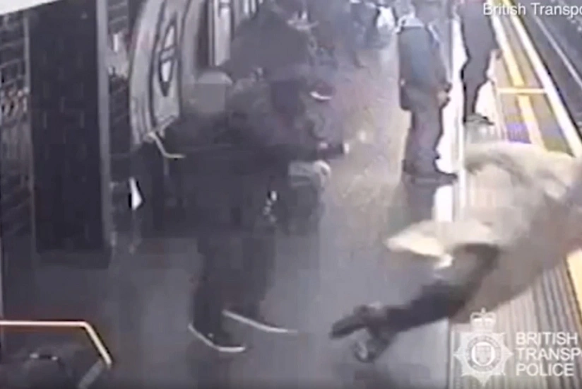 Londonda naməlum şəxs Avrotunelin sabiq rəhbərini qatar yoluna itələyib - VİDEO