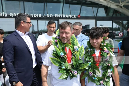 Yaponiyada medallar qazanmış Azərbaycan karateçiləri Vətənə qayıdıblar