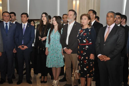 YAP-da ümummilli lider Heydər Əliyevin anadan olmasının 96-cı ildönümü münasibətilə sərgi açılıb