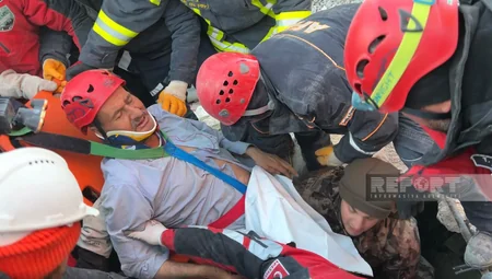 Азербайджанец с казахскими спасателями спас из под завалов в Турции 3 человек