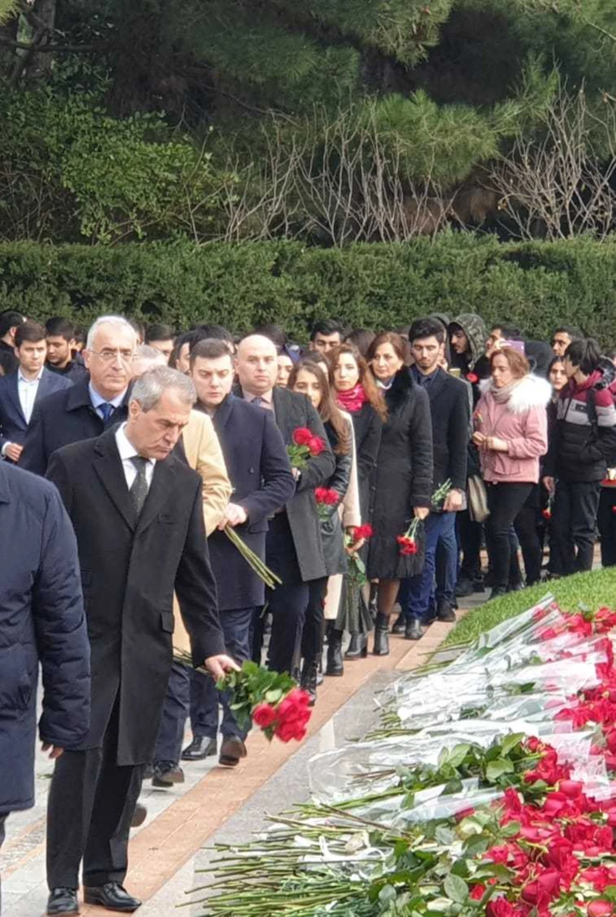 Nizami Gəncəvi Beynəlxalq Mərkəzinin kollektivi ulu öndərin məzarını ziyarət edib