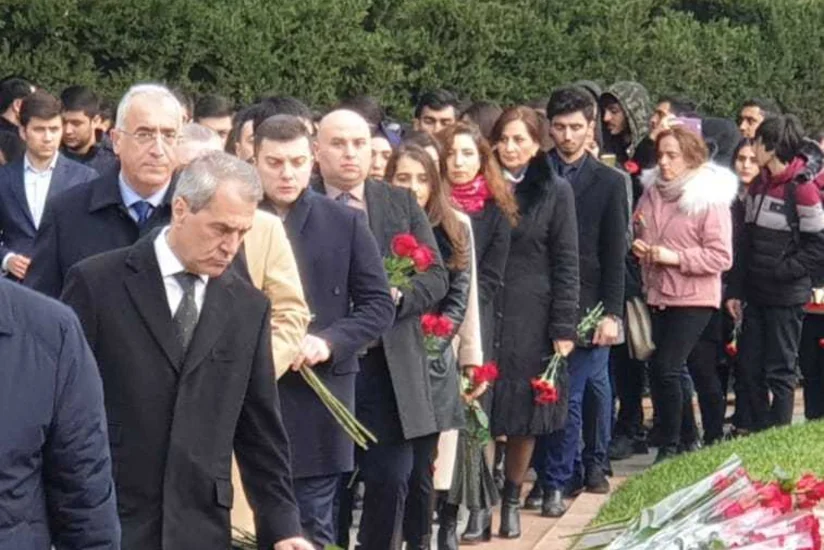 Nizami Gəncəvi Beynəlxalq Mərkəzinin kollektivi ulu öndərin məzarını ziyarət edib