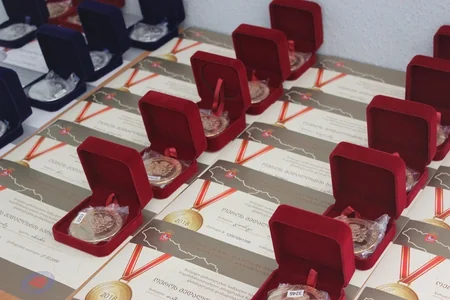 Gürcüstanda azərbaycanlı məzunlara qızıl və gümüş medallar təqdim olunub