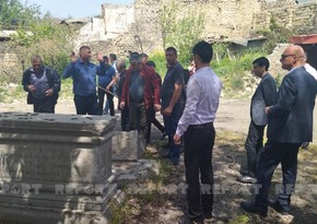 В храме Иоанна в Гадруте обнаружены разрушенные и спрятанные армянами древние надгробия 