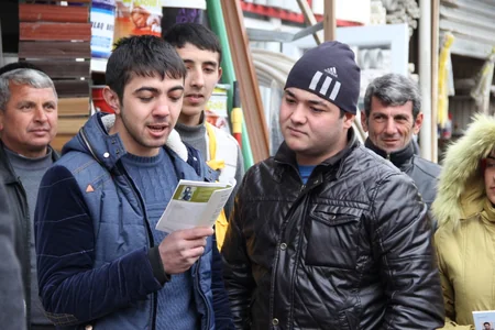Bakının bazar, yanacaqdoldurma məntəqəsi, yeməkxana və marketlərində kitab paylanıb