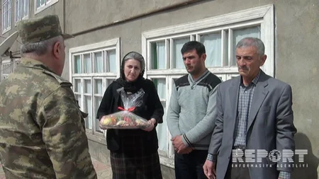 Aprel döyüşlərində şəhid olmuş və yaralanmış hərbçilərin ailələrinə bayram sovqatı aparılıb - FOTO