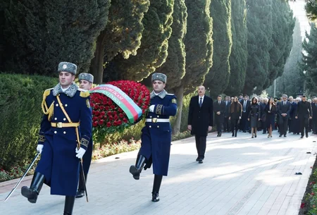 Prezident İlham Əliyev ümummilli lider Heydər Əliyevin məzarını ziyarət edib