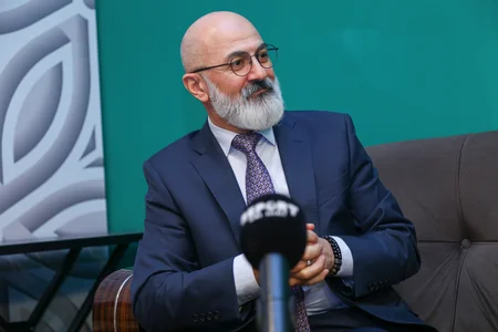 Səhnəyə həyat yoldaşı ilə çıxan aktyor: Aktrisa ilə yaxınlaşmağı, qucaqlaşmağı bacarmıram - MÜSAHİBƏ